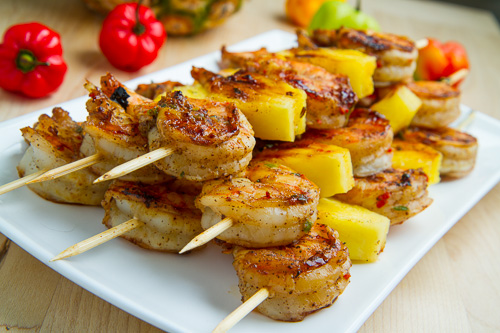 brochetas-langostinos-con-pina